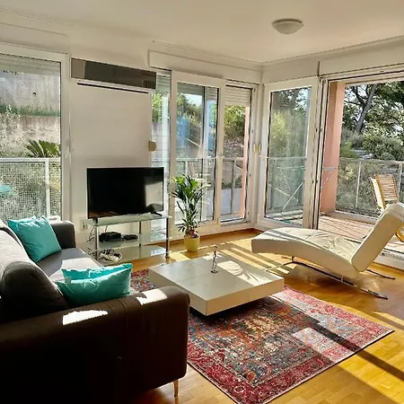 Sea View Apartment *